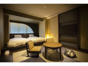 Zwei Einzelbetten in einem Ryokan-Gästezimmer