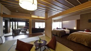 配有双床和榻榻米休息区的客房