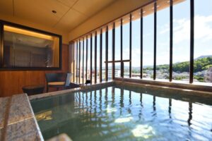 可欣赏城镇景观的大窗旁的私人室内浴池