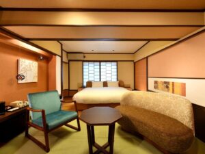 配有床、沙发和椅子的榻榻米客房