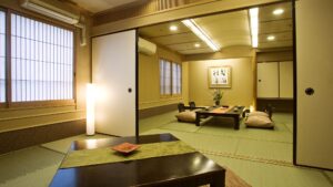 带矮桌和坐垫的榻榻米房间
