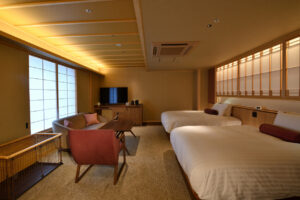 客房内的双床和休息区