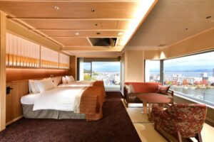 双床位于休息区和大窗旁。