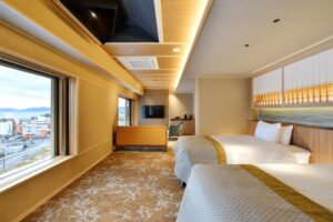 带大窗户的客房中的双床