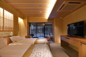 带电视和窗户的日式旅馆客房内的双床