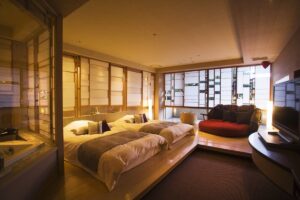 日式旅馆风格客房中的双床