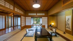 낮은 테이블과 의자가 있는 다다미 객실