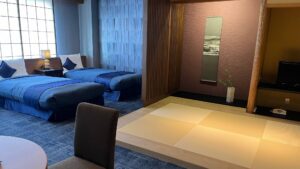 높인 다다미 휴식 공간 옆 트윈 침대