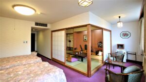 带榻榻米休息区和双床的客房