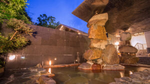 带有岩石景观的大型露天温泉浴池