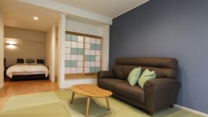 客房内的沙发和矮桌