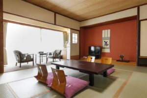 带矮桌和椅子的榻榻米房间