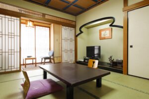 配有矮桌、坐垫和椅子的榻榻米房间