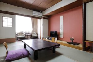 带矮桌、坐垫和椅子的榻榻米客房