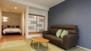 带沙发和床龛的榻榻米休息区