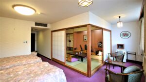 榻榻米休息区旁的双床