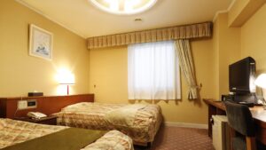 配有书桌和电视的客房内双床