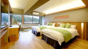 现代客房内的双床