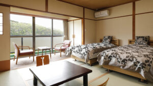 设有窗边座位的榻榻米客房内的双床