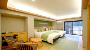 榻榻米客房内配有椅子的双床