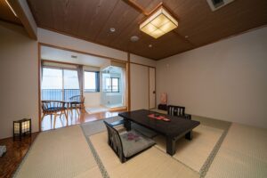 ローテーブルと椅子のある畳の部屋