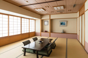 低いテーブルと座椅子のある畳の客室