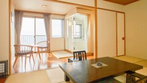 ローテーブルと窓際の座席スペースがある畳の客室