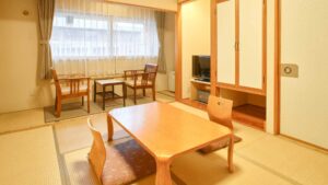 ローテーブル、椅子、テレビのある畳の部屋