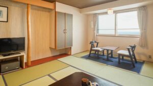 ローテーブルと椅子、窓のある畳の客室