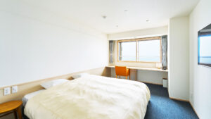 明るい客室のツインベッド