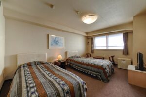 窓のある客室のツインベッド