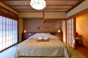 Letto in una camera di ryokan con tatami