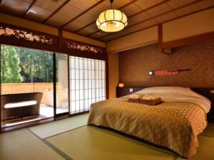 Letto in una stanza tatami accanto a porte scorrevoli