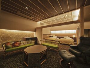 Camera con letto, divani e poltrona lounge