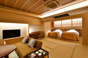 Camera con due letti e area salotto in tatami