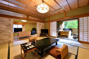 Camera con tatami, tavolo basso e sedie