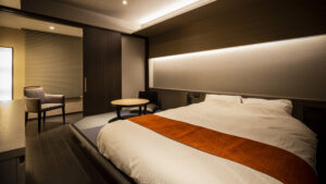 モダンな客室の大きなベッド