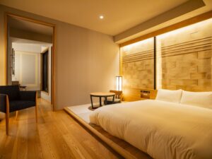 小さな畳の座敷スペースのそばにある低いベッド