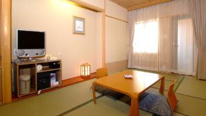 ローテーブル、座椅子、テレビのある畳の客室