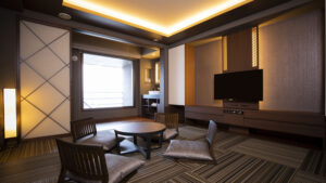 低いテーブルと座椅子のある畳敷きの客室