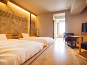 シーティングエリア付き客室のツインベッド