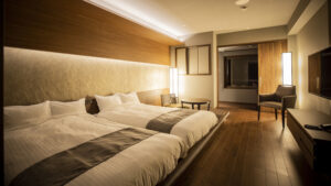 モダンな客室のツインベッド