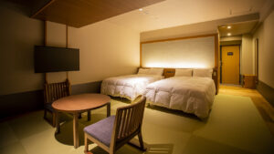 畳の客室のツインベッド