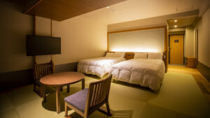畳風の客室のツインベッド