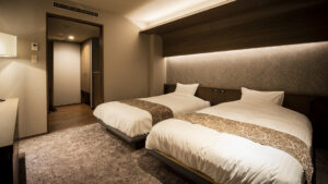 モダンな客室のツインベッド2台