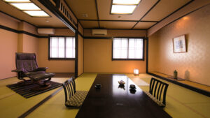 Camera in tatami con tavolo basso e poltrona lounge