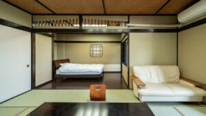 Camera con tatami, divano e letto in alcova