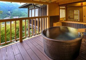 Bagno privato all'aperto su un balcone in legno