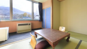 低いテーブルと座椅子のある畳の部屋