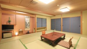 ローテーブルと座椅子のある畳の客室